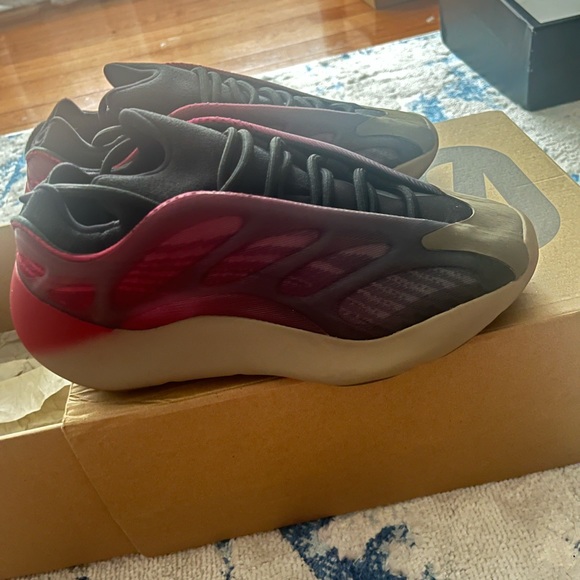 Yeezy 700 v3 Fade Carbon - Picture 3 of 7